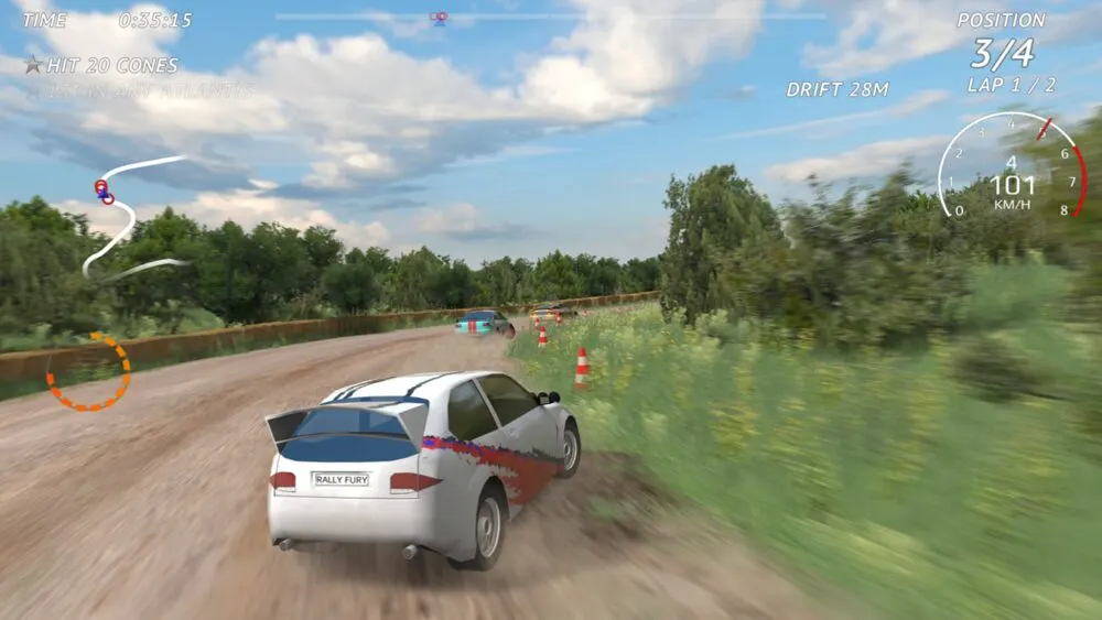 Rally Fury, auto da rally bianca in derapata su strada sterrata circondata da vegetazione